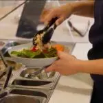 Salade sur mesure préparée en entreprise