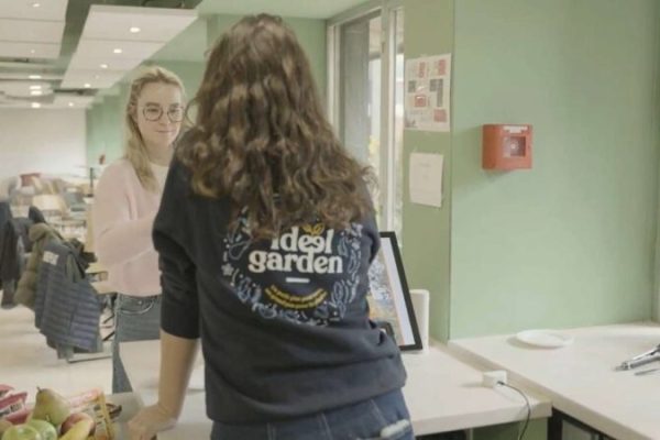 Pause déjeuner au comptoir en entreprise