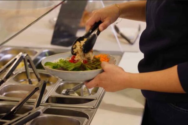 Salade sur mesure préparée en entreprise